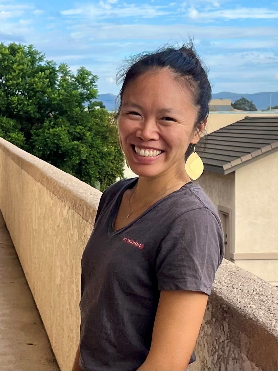 Eva headshot casual b0ad2317